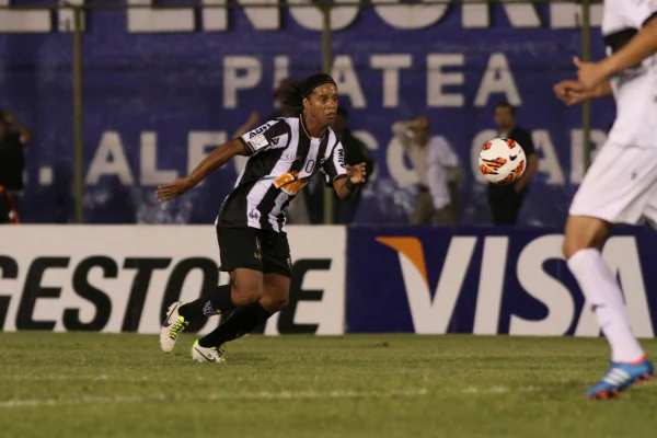 Imagem colorida do estádio Defensores del Chaco