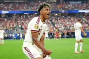 Ele atua como ponta-direita na Seleção da Espanha e no Barcelona Ele atua como ponta-direita na Seleção da Espanha e no Barcelona