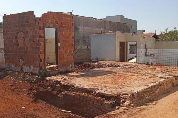 Bandidos demolem e “roubam” casa de madeira em Londrina, no Paraná
