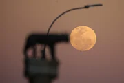 A Lua de morango surgiu no céu do Distrito Federal com tons alaranjados no início da noite desta segunda-feira (29/6). O ápice da iluminação ocorre às 20h57