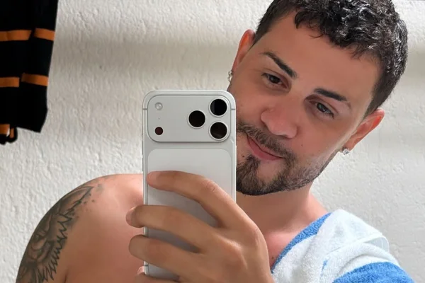Imagem colorida de Carlinhos Maia posando para foto em espelho com um celular - Metrópoles