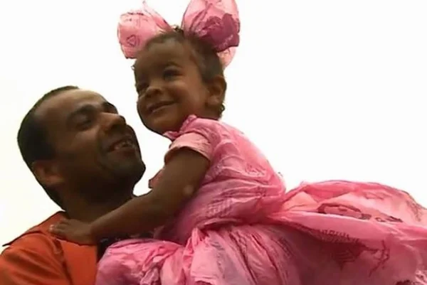 Pai faz fantasia com sacolas plásticas para filha ir à festa em escola