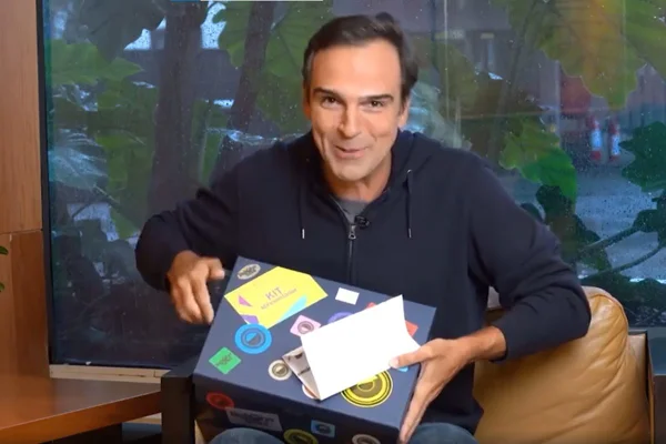 Tadeu Schmidt kit apresentador
