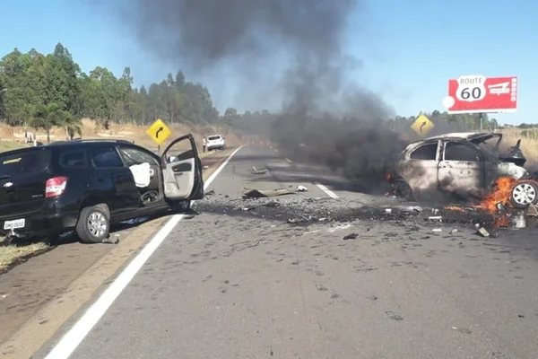 Carro avança na contramão, bate e pega fogo na BR-060. Vídeo