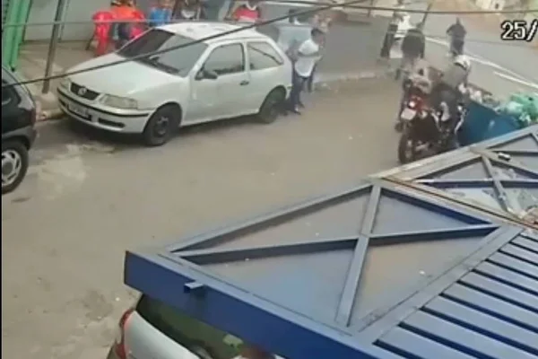 pm e bloqueado em perseguicao por caçamba de lixo
