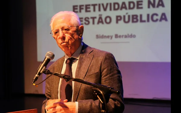 Imagem colorida do presidente do TCESP, Sidney Beraldo