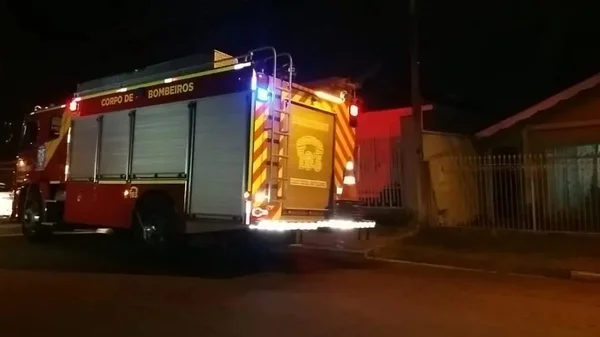 Balão em chamas cai em telhado de casa e quase causa tragédia no PR