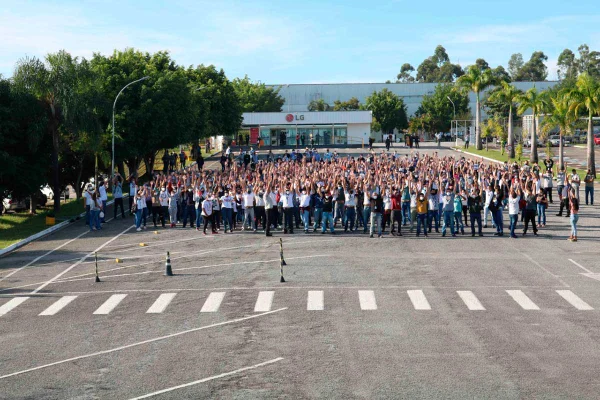 Centenas de trabalhadores da LG em Taubaté entram em greve contra fim da empresa