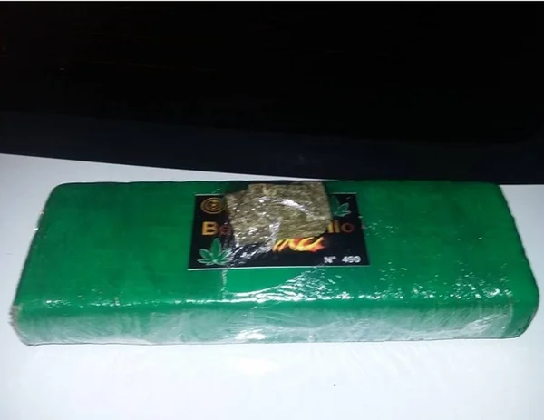 Adolescente é flagrado com 1 kg de maconha em carro de aplicativo