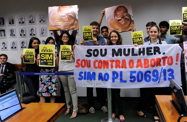 Projeto que restringe acesso a aborto em caso de estupro vai a Plenário na Câmara