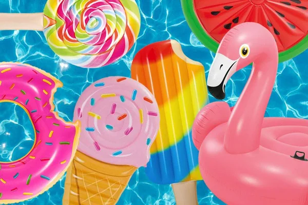 Boias com formatos divertidos chamam a atenção para curtir na piscina