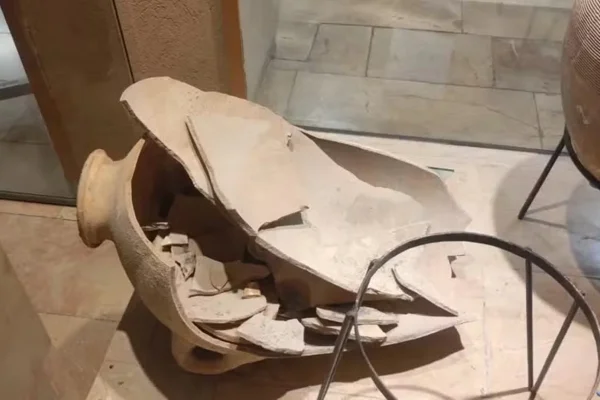 Imagem colorida de jarro raro de 3,5 mil anos em museu de Israel