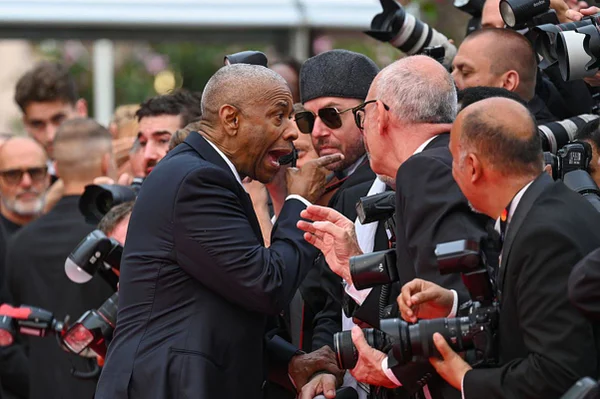 Foto colorida de Denzel Washington em Cannes - Metrópoles