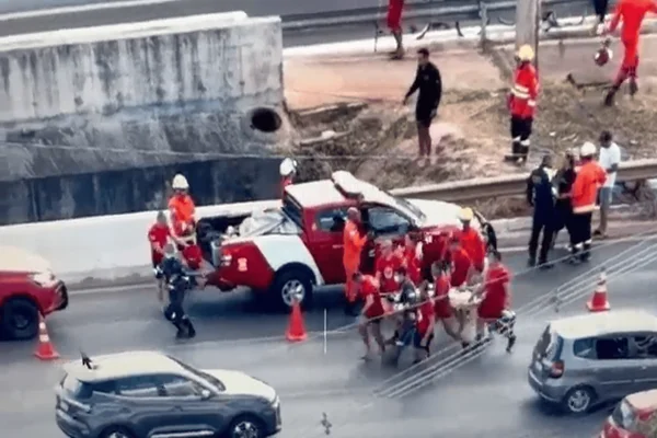 Câmera flagra pai e filho caindo no Lago Paranoá após bater em ponte do DF - destaque galeria Câmera flagra pai e filho caindo no Lago Paranoá após bater em ponte do DF - destaque galeria