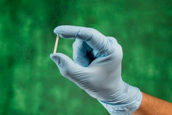 Imagem colorida do implante contraceptivo hormonal (implanon) - Metrópoles