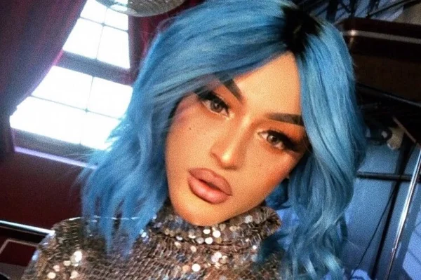 Pabllo Vittar mostra sua versão masculina posando apenas de cueca