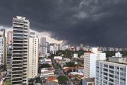 Nuvens escuras de chuva sobre a região da Avenida Paulista, vistas a partir de Pinheiros, em São Paulo