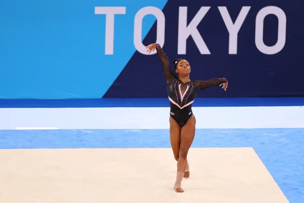 Simone Biles faz apresentação de pódio e repete movimento único
