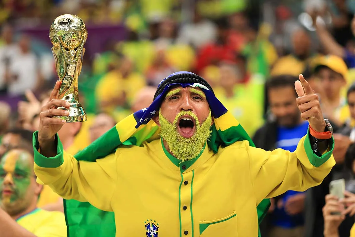 Um torcedor do Brasil com barba tingida segura uma réplica do troféu da Copa do Mundo durante a partida do Grupo G da Copa do Mundo da FIFA Qatar 2022 entre Brasil e Sérvia no Lusail Stadium em 24 de novembro de 2022 na cidade de Lusail, Qatar Um torcedor do Brasil com barba tingida segura uma réplica do troféu da Copa do Mundo durante a partida do Grupo G da Copa do Mundo da FIFA Qatar 2022 entre Brasil e Sérvia no Lusail Stadium em 24 de novembro de 2022 na cidade de Lusail, Qatar