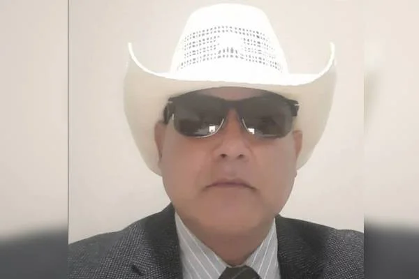 Homem de chapéu e óculos