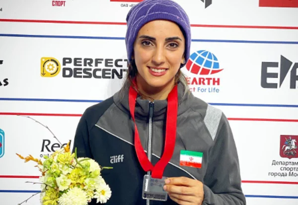 Elnaz Rekabi segurando medalha