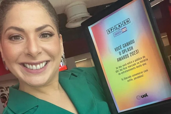 Daniela Lima posa com seu prêmio de melhor âncora - Metrópoles