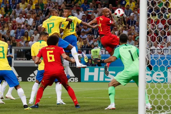 Após gol contra, Fernandinho é alvo de ofensas racistas na web