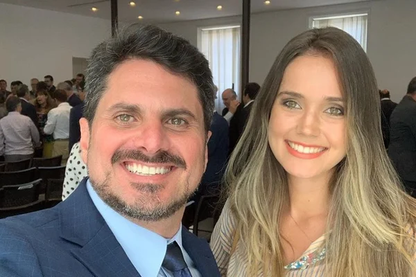 Senador demite namorada, mas ela é recontratada (e com aumento)