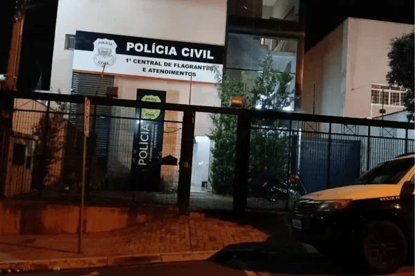 Imagem colorida da delegacia onde foi registrado o boletim de ocorrência pelo marceneiro atingido pelo irmão - Metrópoles