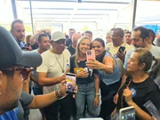 Durante caminhada na feira, Celina Leão tirou fotos e conversou com apoioadores Durante caminhada na feira, Celina Leão tirou fotos e conversou com apoioadores
