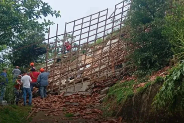 Imagem colorida mostra deslizamento que causou morte de homem em Natividade da Serra após chuvas. Metrópoles