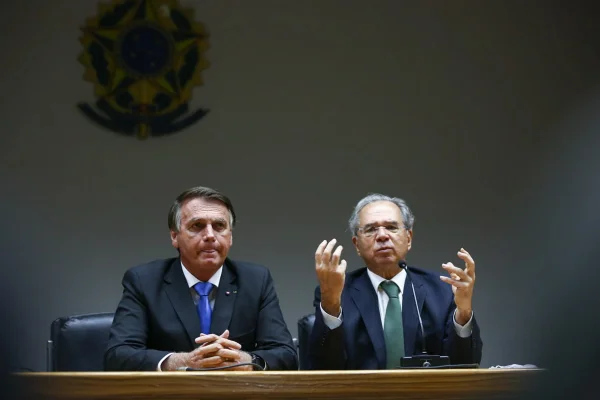 Presidente Jair bolsonaro e o ministro da economia Paulo Guedes durante coletiva teto de gastos