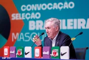 Ancelotti estava no palco quando treinadores criticaram presença de estrangeiros no Brasil. Ancelotti estava no palco quando treinadores criticaram presença de estrangeiros no Brasil.