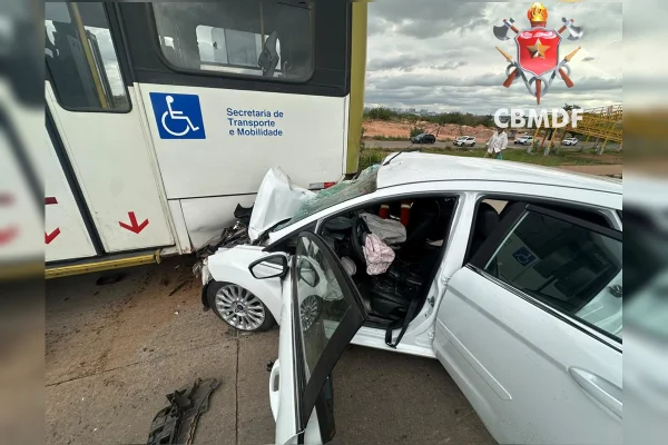 Carro fica com frente destruída após acidente contra ônibus no DF - destaque galeria Carro fica com frente destruída após acidente contra ônibus no DF - destaque galeria