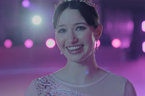 Imagem colorida de Madelyn Keys como Adriana Russo na série Patinando no Amor - Metrópoles
