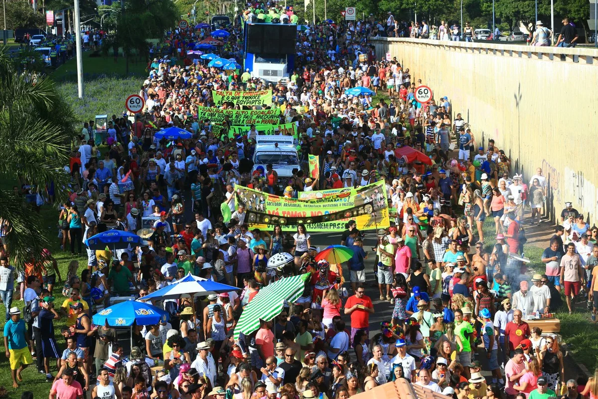 Foliões tomam as ruas de Brasília no segundo dia de carnaval - imagem 18 Foliões tomam as ruas de Brasília no segundo dia de carnaval - imagem 18