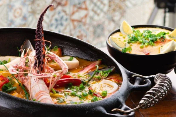 foto de panela de barro com moqueca
