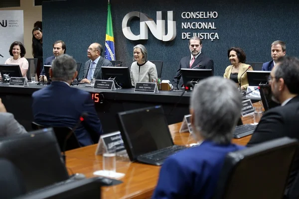 Nove juízes terão de explicar ao CNJ postagens políticas na internet