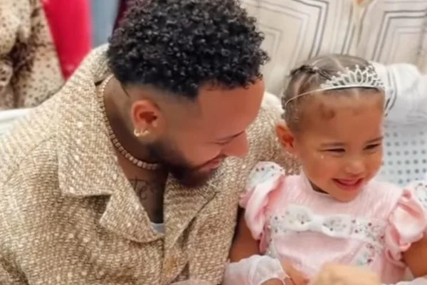Após machucado, Neymar anima Mavie ao dançar vestido de fada - Metrópoles