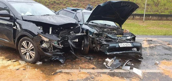 Engavetamento na SP-348 mata dois e deixa seis feridos em Sumaré (SP)
