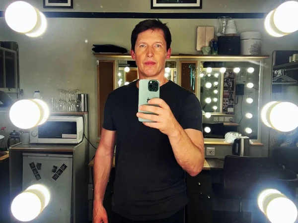 Imagem colorida de James Blunt