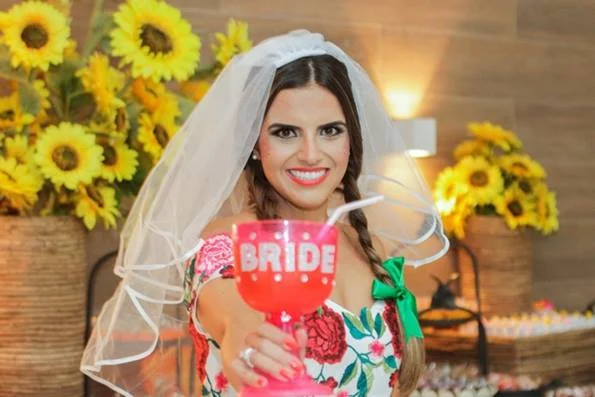 Vanessa Lima e Daniel Conde organizam chá-bar junino