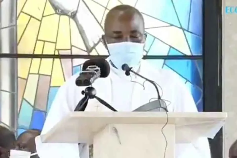 Vídeo. Padre passa mal durante missa e morre diante de fiéis - imagem 2 Vídeo. Padre passa mal durante missa e morre diante de fiéis - imagem 2
