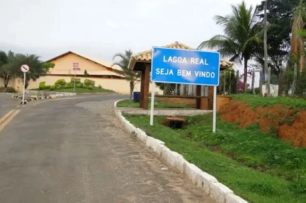 Placa da cidade Lagoa Real - Metrópoles