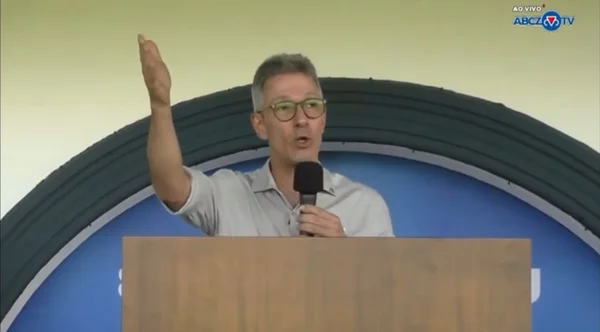 Zema elogia Tarcísio e diz que ir de MG para SP era ir “do inferno ao paraíso”; vídeo