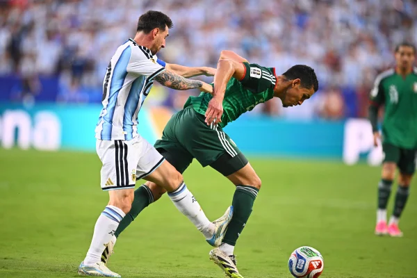 Foto colorida de Lionel Messi contra Argelia - Metrópoles