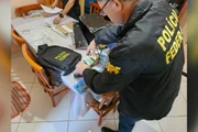 Na Operação Falsa Promessa, foram cumpridos três mandados judiciais de busca e apreensão e um mandado de prisão preventiva. Na Operação Falsa Promessa, foram cumpridos três mandados judiciais de busca e apreensão e um mandado de prisão preventiva.