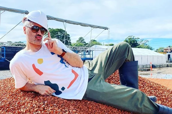 Diretor da Disney e da Marvel desabafa sobre beijo triplo na Austrália