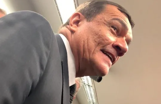 Vídeo: ministro da Defesa foge de pergunta sobre possível golpe