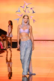 Abby Champion desfilou usando um par de jeans com aplicação de strass Abby Champion desfilou usando um par de jeans com aplicação de strass